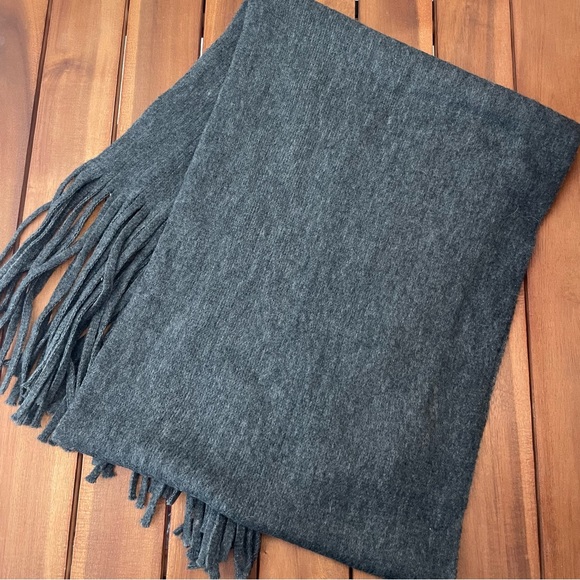Lucky Brand brushed raschel knit fringed heathered dark gray scarf - Picture 4 of 5